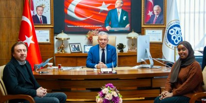 Erzincan’da birincilikle mezun oldu, Mogadişu’da bankacılık sektöründe göreve başladı