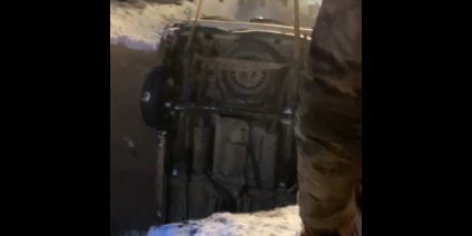 Yüksekova'da buzlanma nedeniyle köprüden düşen otomobildeki 4 kişi yaralandı