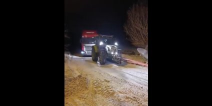 Yolda kalan tır, konvoy halinde çekilerek kurtarıldı