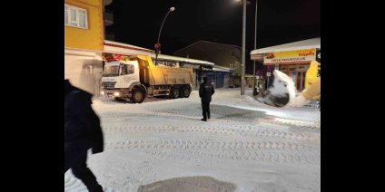 Diyadin'de ekiplerin karla mücadele mesaisi