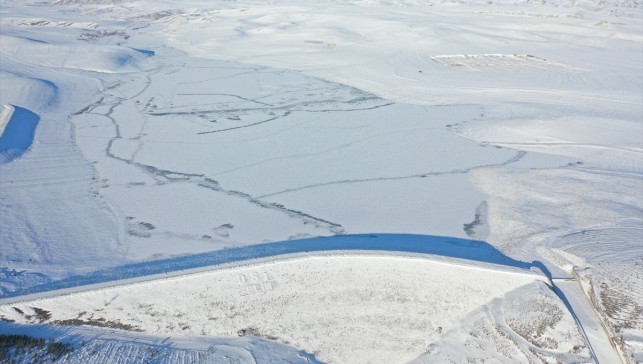 Kars'ta Eskimo usulü balık avcılığının yapıldığı baraj dondu