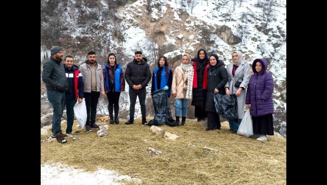 Tunceli'de soğuk kışa sıcak dokunuş: Gençler yaban hayatı için seferber oldu