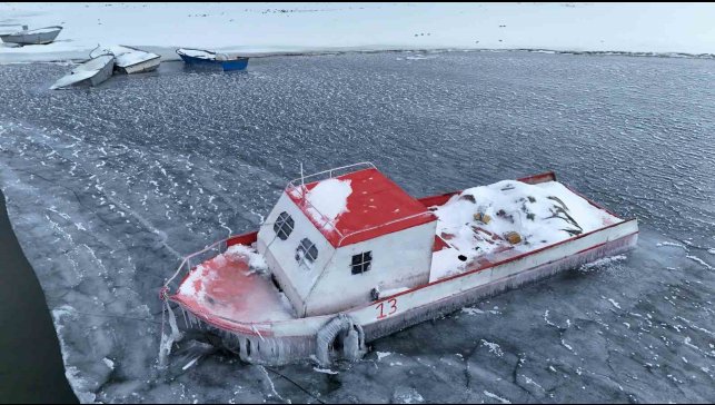 Nazik Gölü kısmen dondu, balıkçı tekneleri buzlar arasında kaldı