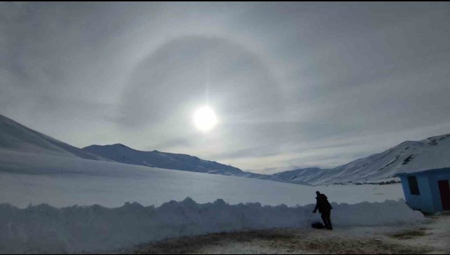 Van'da güneşin etrafını saran hale görsel şölen oluşturdu