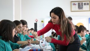 Ressam Melis Doğan Erzincan'da çocuklarla resim yaptı