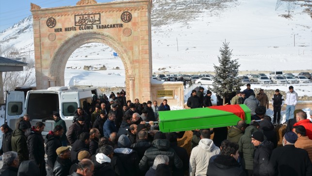 Bitlis'te çatıdan düşen kar ve buz kütlesinin altında kalarak hayatını kaybeden kadın defnedildi