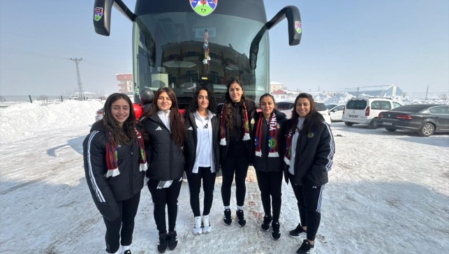 Cumhurbaşkanı Erdoğan, Yüksekovaspor Kadın Futbol Takımı'na otobüs hediye etti