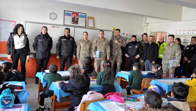 Çukurca'da jandarma ve polis ekipleri okulları ziyaret etti