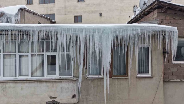 Muş'ta çatılarda oluşan dev buz sarkıtları tehlike saçıyor