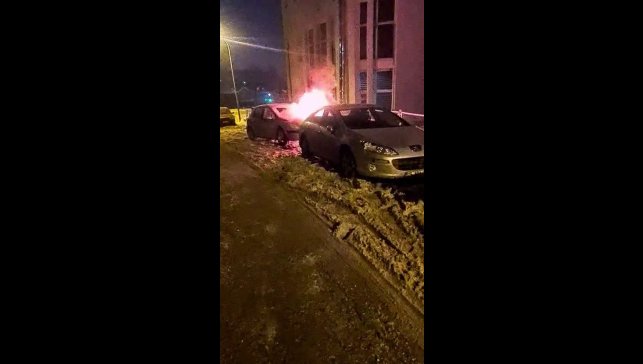 Yakutiye'de park halindeki araç alev alev yandı