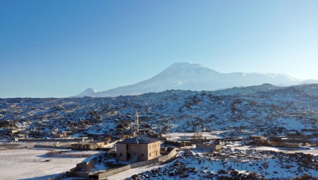 Ağrı Dağı'ndaki köyler kar altında kaldı
