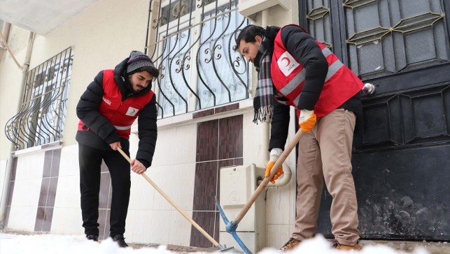 Gönüllü gençler, yaşlı ve engellilerin evlerinin önündeki kar ve buzu temizliyor