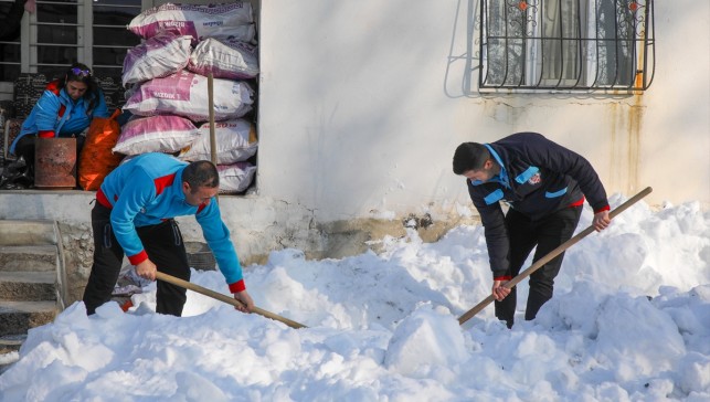 Vefa ekipleri kışın zor şartlarında ihtiyaç sahiplerinin yardımına koşuyor