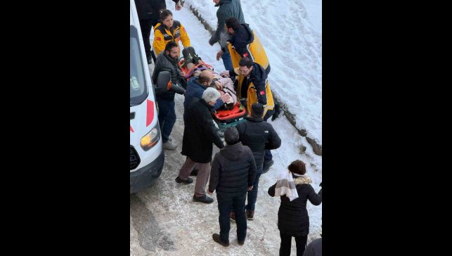 Kars'ta okula giden öğrencinin başına buz kütlesi düştü