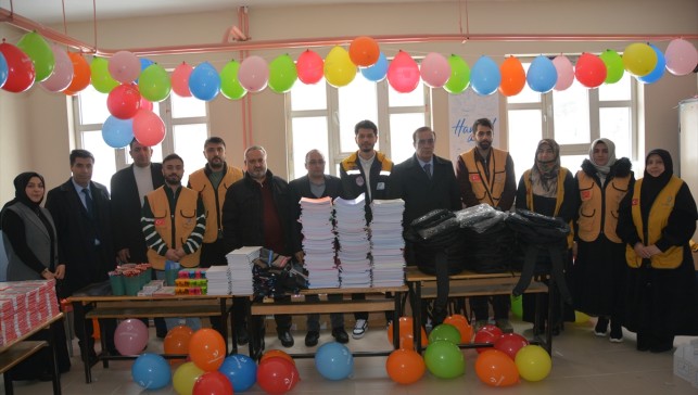 Bitlis'te çocuklara kışlık kıyafet ve kırtasiye yardımı yapıldı