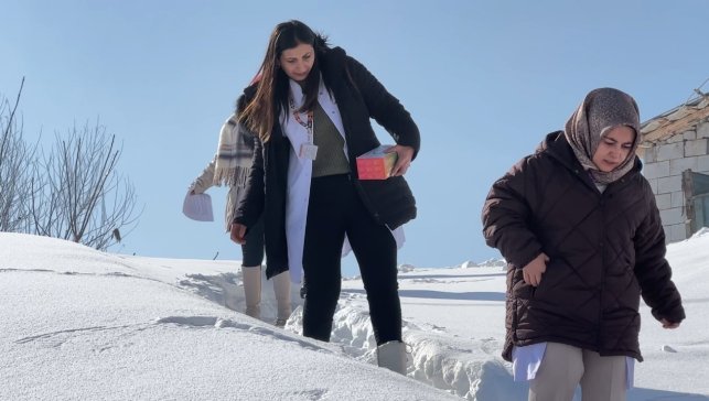 Yüksekova'da sağlık ordusu zorlu coğrafyaya meydan okuyor: 1,5 metrelik karı aşarak vatandaşlara şifa dağıttılar