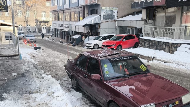 Kars'ta otomobilin üzerine düşen buz sarkıtı sürücüyü yaraladı