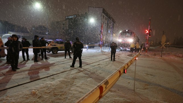 Kars'ta lokomotifin çarptığı genç ağır yaralandı