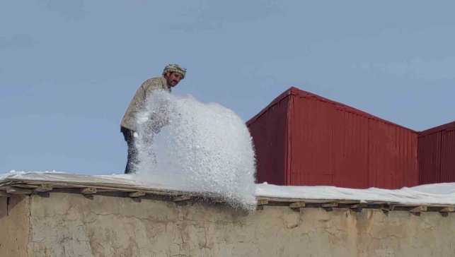 Çatak'ta kar mesaisi: Vatandaşlar damlarda kar temizlemeye başladı