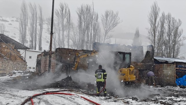Erzurum'da kırsal mahallede çıkan yangın söndürüldü