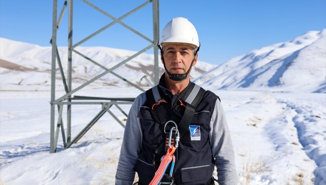 VEDAŞ'ın fedakar çalışanı, 30 yıldır karlı dağlarda elektrik arızalarını gideriyor