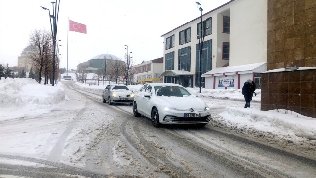 Van ve Bitlis'te 19 yerleşim yerine ulaşım sağlanamıyor