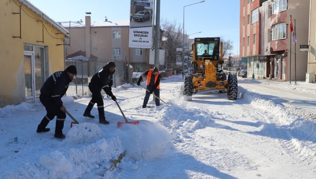 Belediye Ekipleri'nden hummalı kar temizliği çalışması