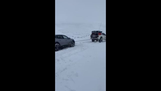 Yolda mahsur kalan sürücünün yardımına Off-Road ekibi yetişti