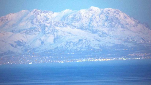 Teleskopik lensle Bitlis'ten Van'ı görüntüledi