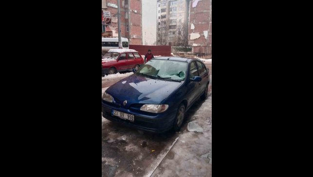 Üzerine buz düşen aracın camı kırıldı