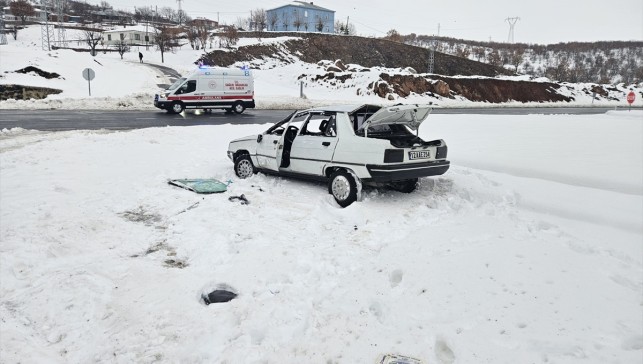 Bingöl'de takla atan otomobildeki 2'si öğretmen 3 kişi yaralandı