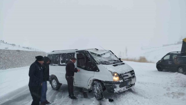 Van'da yoldan çıkan minibus kara saplandı