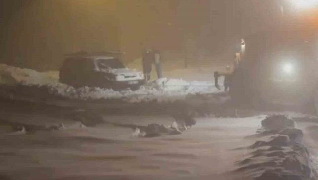 Yoğun kar yolu kapattı, ekipler mahsur kalan araca ulaştı