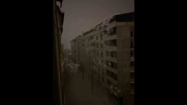 Şemdinli'de tonlarca ağırlıktaki kar kütlesi elektrik direklerini devirdi