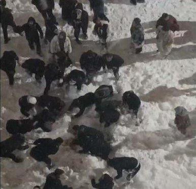 Hakkâri'de çatıdan düşen kar kütlesinin altında kalan öğrenci yaralandı