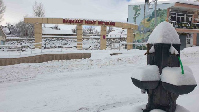 Başkale kara gömüldü, 88 yerleşim yerinin yolu kapandı