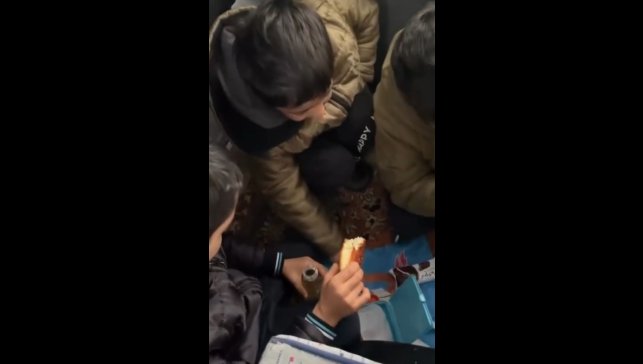 Erzincan'da servis kara saplandı, acıkan minik öğrenciler beslenme çantalarına sarıldı