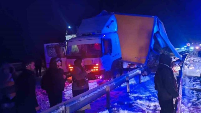 Sarıkamış'ta otobüs kamyona çarpı: 9 yaralı