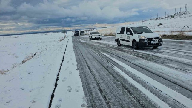 Adilcevaz'da kar ve buzlanma nedeniyle onlarca araç yolda kaldı