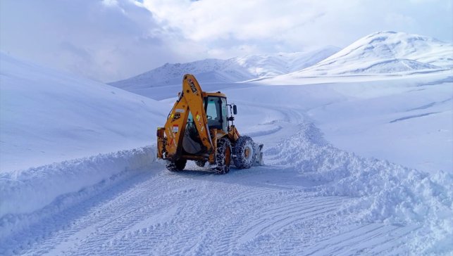 Van, Bitlis, Muş ve Hakkari'de 1011 yerleşim yerine ulaşım sağlanamıyor