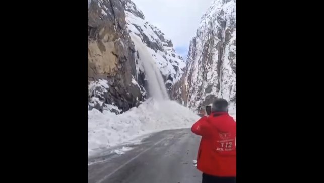 Hakkari-Çukurca karayolunda 2 ayrı çığ düştü: Yol ulaşıma kapandı
