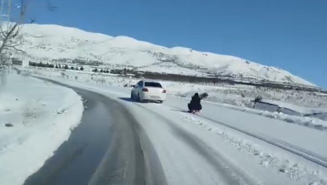 Araca bağladığı kızağı metrelerce çekti