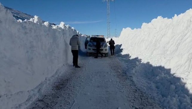Erzurum'da ekipler kar nedeniyle yolu kapanan hasta için seferber oldu