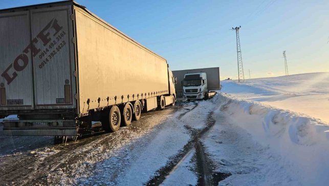 Bitlis'te buzlanan yolda kayan tır yolu kapattı