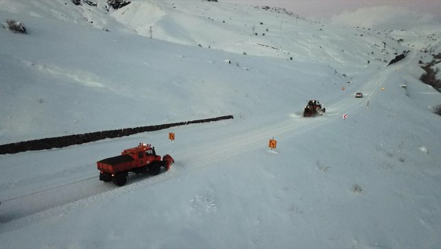 2 bin 270 metrede zorlu mesai: Karayolları ekipleri Ağrı’da gece gündüz sahada