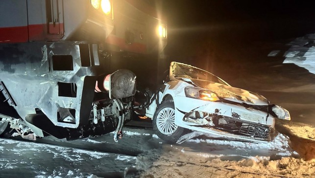 Kars'ta hemzemin geçitte kalan otomobile yük treni çarptı