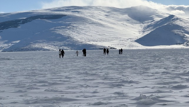 Yüzeyinin tamamı donan Çıldır Gölü'nde hafta sonu yoğunluğu yaşanıyor