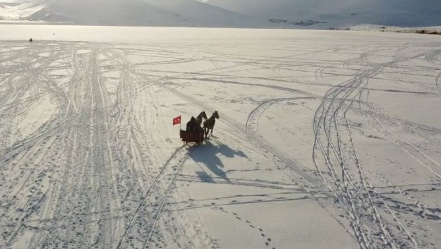 Festival öncesi hareketlilik: Çıldır Gölü’nde atlı kızaklar göle indi