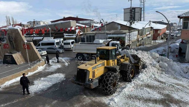 Başkale'de karla mücadele çalışması