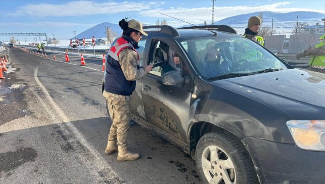 Van'da jandarma ekipleri KADES uygulamasını tanıttı